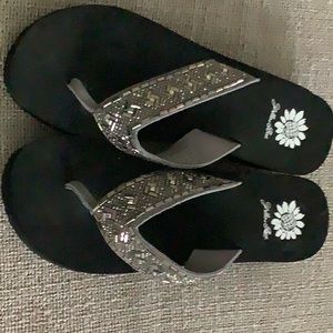 Shiny Silver / Black flip flops